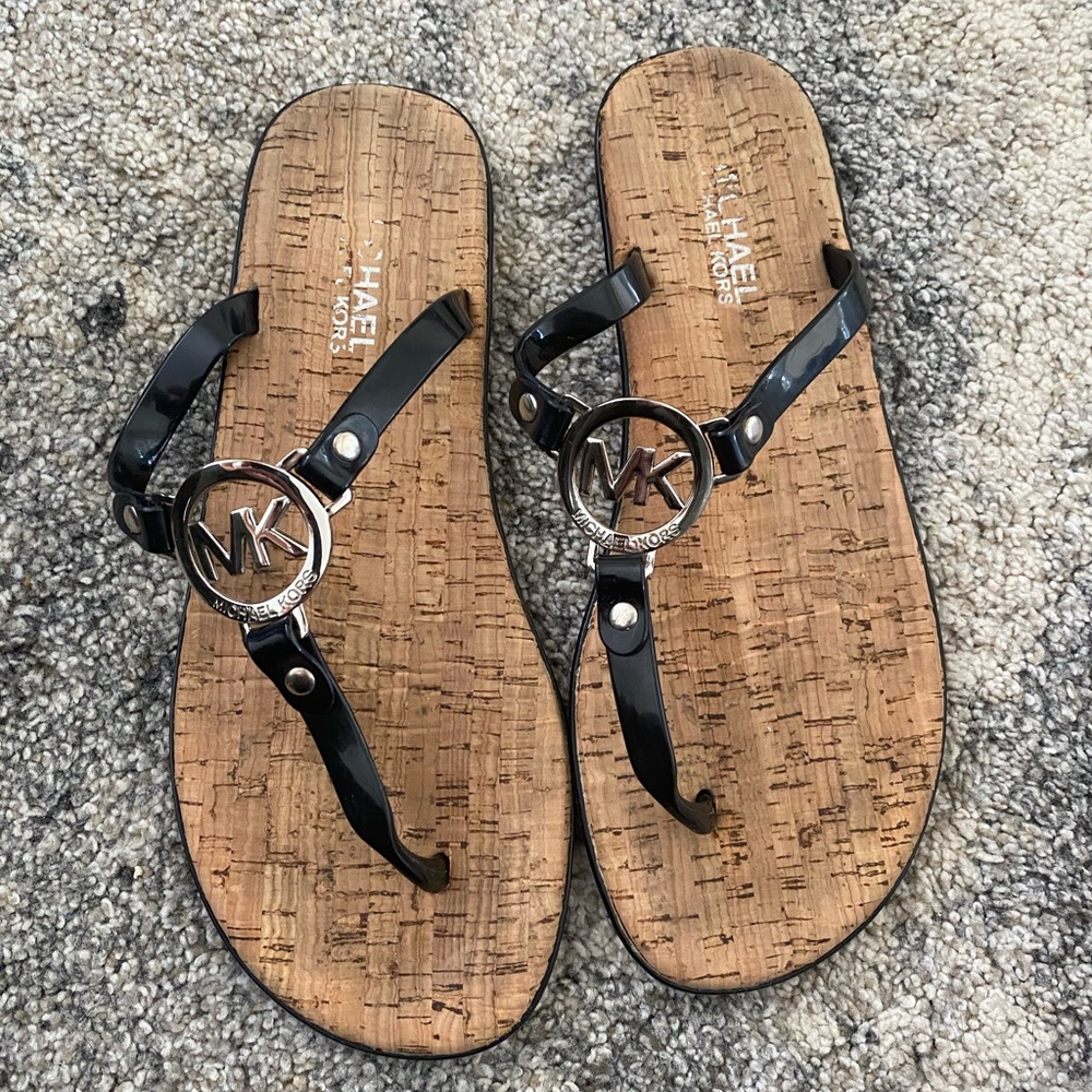 Michael Kors flip flop sandle, Blk size 7-8